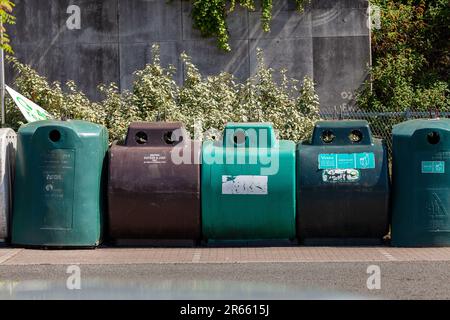 Eine Reihe von Glas-Recyclingbehältern auf einem Parkplatz in Galashiels, Schottland Stockfoto