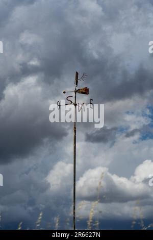 Pinwheel mit den Initialen der Kardinalpunkte an einem bewölkten Tag. Stockfoto