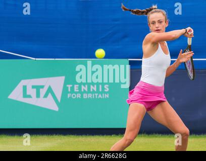 Isabelle Lacy (GBR) spielt in der ersten Runde bei der Surbiton Trophy, London, 6. Juni 2023. Stockfoto