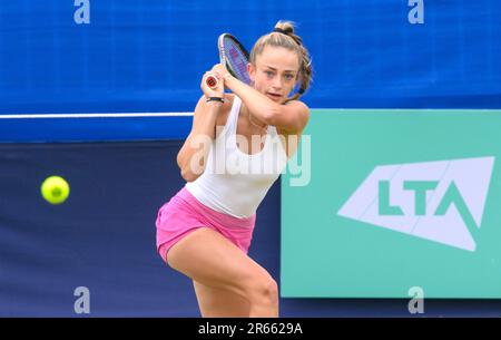 Isabelle Lacy (GBR) spielt in der ersten Runde bei der Surbiton Trophy, London, 6. Juni 2023. Stockfoto