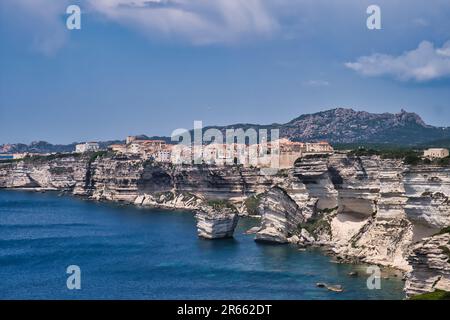 Perspektivischer Blick auf die Klippe mit Bonifacio oben Stockfoto