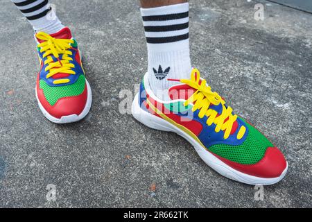 Bangkok, Thailand - 18. März 2023: Bangkok Puma Storm Chinatown Market Sneaker auf Männerfüßen mit weißen Adidas-Socken. Stockfoto