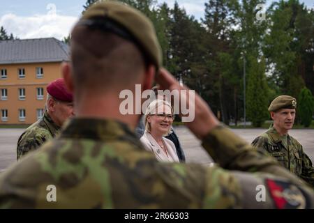 Bechyne, Tschechische Republik. 07. Juni 2023. Tschechische Verteidigungsministerin Jana Cernochova, Zentrum, besucht 15. Ingenieureinheit der tschechischen Armee in Bechyne, Region Tabor, Tschechische Republik, 7. Juni 2023. Kredit: Vaclav Pancer/CTK Photo/Alamy Live News Stockfoto