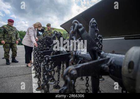 Bechyne, Tschechische Republik. 07. Juni 2023. Tschechische Verteidigungsministerin Jana Cernochova, 2. von links, besucht 15. Ingenieureinheit der tschechischen Armee in Bechyne, Region Tabor, Tschechische Republik, 7. Juni 2023. Auf dem Bild sehen Sie das Minenräumsystem BOZENA 5, eine ferngesteuerte Maschine, die für das Minenräumen von Antipersonenminen und Panzerabwehrminen entwickelt wurde. Kredit: Vaclav Pancer/CTK Photo/Alamy Live News Stockfoto