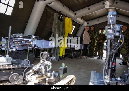 Bechyne, Tschechische Republik. 07. Juni 2023. Tschechische Verteidigungsministerin Jana Cernochova, links, besucht 15. Ingenieureinheit der tschechischen Armee in Bechyne, Region Tabor, Tschechische Republik, 7. Juni 2023. Auf dem Bild sehen Sie Roboterausrüstung für Pyrotechniker. Kredit: Vaclav Pancer/CTK Photo/Alamy Live News Stockfoto