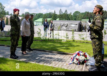 Bechyne, Tschechische Republik. 07. Juni 2023. Tschechische Verteidigungsministerin Jana Cernochova, 2. von links, besucht 15. Ingenieureinheit der tschechischen Armee in Bechyne, Region Tabor, Tschechische Republik, 7. Juni 2023. Kredit: Vaclav Pancer/CTK Photo/Alamy Live News Stockfoto