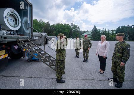 Bechyne, Tschechische Republik. 07. Juni 2023. Tschechische Verteidigungsministerin Jana Cernochova, 2. von rechts, besucht 15. Ingenieureinheit der tschechischen Armee in Bechyne, Region Tabor, Tschechische Republik, 7. Juni 2023. Kredit: Vaclav Pancer/CTK Photo/Alamy Live News Stockfoto