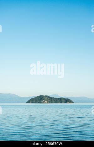 Die Insel Chikubushima schwimmt im Biwa-See Stockfoto