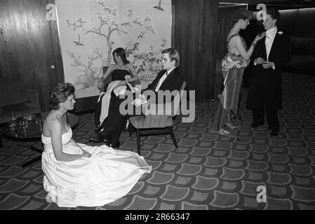 Sloane Rangers, alljährliche Wohltätigkeitsveranstaltung, Rose Ball, im Grosvenor House Hotel, Park Lane. Mayfair, London, England, ca. Mai 1982. HOMER SYKES Stockfoto