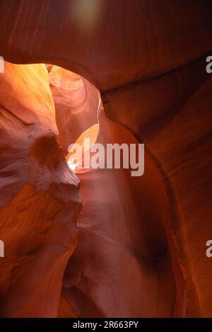 Die Sonne strahlt im unteren Antelope Canyon aus der Navajo Nation Stockfoto