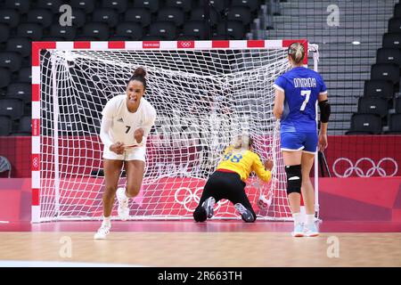 8. AUGUST 2021 – Tokio, Japan: Allison PINEAU #7 von Team France reagiert beim Handball Frauen-Goldmedaillenspiel zwischen Frankreich und dem russischen Olympischen Komitee bei den Olympischen Spielen 2020 in Tokio (Foto: Mickael Chavet/RX) Stockfoto