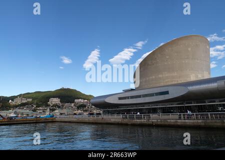 Nagasaki Port Terminal Building und Mt. Inasayama Stockfoto