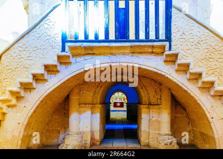 Zentrale Aedicula. Das Innere der Kirche des wahren Kreuzes, Iglesia de la Vera Cruz, ist eine römisch-katholische Kirche im Viertel San Marcos des Stockfoto