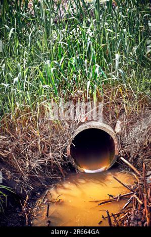 Rostige alte Abflussrohre in ländlicher Umgebung Stockfoto