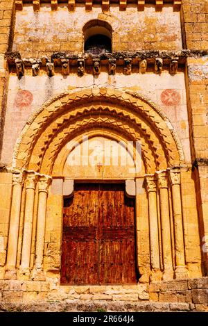 Haupttür an der Westfassade. Die Kirche des wahren Kreuzes, Iglesia de la Vera Cruz, ist eine römisch-katholische Kirche im Viertel San Marcos der Stockfoto