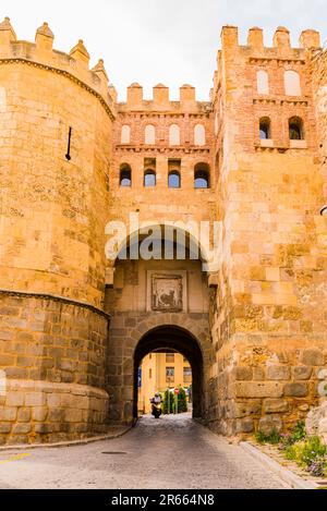 Blick von außerhalb der Mauern. Puerta de San Andrés - das Tor des Heiligen Andreas ist ein Stadttor in Segovia, Kastilien und León, Spanien, die Teil der Stadt sind Stockfoto