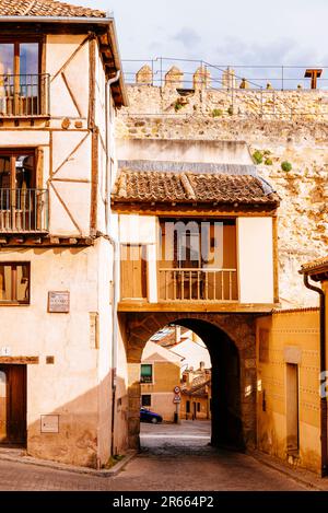 Plaza del Socorro und Blick von der Innenseite der Stadtmauern der Puerta de San Andrés - Tor des Heiligen Andreas, ein Stadttor in Segovia, das Teil des Medizinstandes der Stadt ist Stockfoto