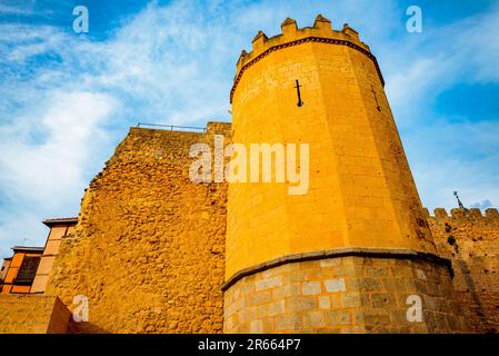 Seiteneingang von San Andres. Mauern der Stadt Segovia neben dem jüdischen Viertel. Ausblick von außen. Die Mauern von Segovia - Murallas de Segovia sind Stockfoto