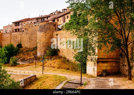 Mauern der Stadt Segovia neben dem jüdischen Viertel. Ausblick von außen. Die Mauern von Segovia - Murallas de Segovia sind die Überreste der Medieva Stockfoto