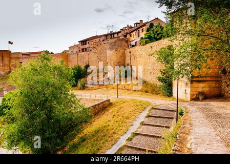 Mauern der Stadt Segovia neben dem jüdischen Viertel. Ausblick von außen. Die Mauern von Segovia - Murallas de Segovia sind die Überreste der Medieva Stockfoto