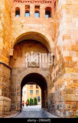 Blick von außerhalb der Mauern. Puerta de San Andrés - das Tor des Heiligen Andreas ist ein Stadttor in Segovia, Kastilien und León, Spanien, die Teil der Stadt sind Stockfoto