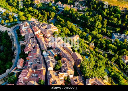 Luftaufnahme des Viertels Canonjias oder des Burgviertels bei Sonnenaufgang. Segovia, Castilla y León, Spanien, Europa Stockfoto