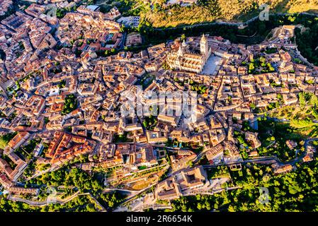 Luftaufnahme der Altstadt von Segovia bei Sonnenaufgang. Segovia, Castilla y León, Spanien, Europa Stockfoto
