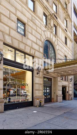 Details auf Straßenebene des von Emery Roth entworfenen Ritz Tower, 465 Park Avenue. Die luxuriöse Koop ist ein Wahrzeichen von New York City. Stockfoto