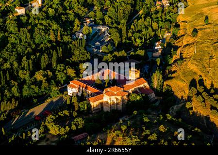 Luftaufnahme. Kloster der Heiligen Maria von Parral - Monasterio de Santa María del Parral, ist ein römisch-katholisches Kloster der eingeschlossenen Mönche der Orde Stockfoto