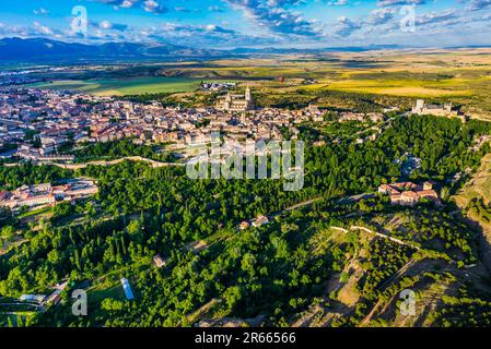Luftaufnahme der Altstadt von Segovia bei Sonnenaufgang. Segovia, Castilla y León, Spanien, Europa Stockfoto
