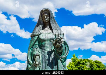 Bronzeskulptur von Königin Juana I. aus Kastilien, bekannt als Juana la Loca, Crazy Joan, die 1509 aufgrund ihrer Mentalität in einem Palast in Tordesillas eingesperrt wurde Stockfoto