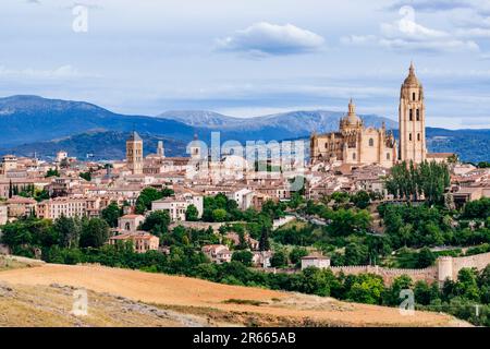 Blick auf die mittelalterliche Altstadt, umgeben von Mauern. Highlights der Kathedrale von Segovia. Segovia, Castilla y León, Spanien, Europa Stockfoto