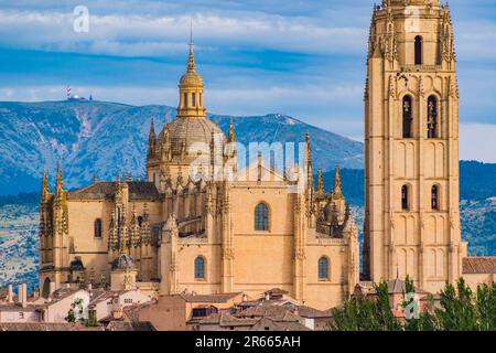 Allgemeiner Blick auf die Kathedrale von Segovia auf dem Hügel über den mittelalterlichen Stadtmauern. Die der Jungfrau Maria gewidmete Kirche wurde in einer gotischen St. Stockfoto