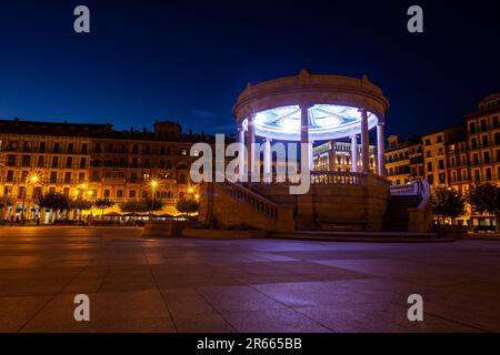 Blick auf den Sonnenuntergang auf der Plaza del Castillo, einem der touristischsten Orte in der Stadt Pamplona. Spanien Stockfoto