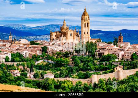 Blick auf die mittelalterliche Altstadt, umgeben von Mauern. Highlights der Kathedrale von Segovia. Segovia, Castilla y León, Spanien, Europa Stockfoto