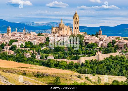 Blick auf die mittelalterliche Altstadt, umgeben von Mauern. Highlights der Kathedrale von Segovia. Segovia, Castilla y León, Spanien, Europa Stockfoto