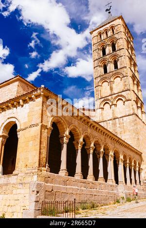 Die Stephanskirche - Iglesia de San Esteban ist eine von mehreren mittelalterlichen Kirchen in Segovia, Spanien. Es stammt aus dem 12. Jahrhundert und ist bekannt für f Stockfoto