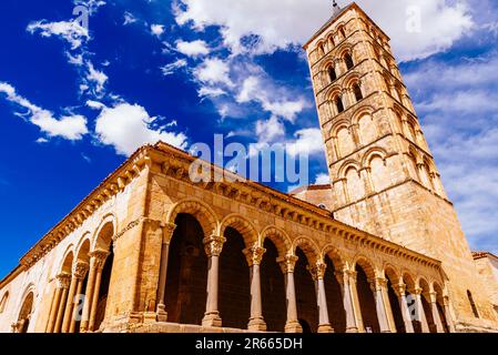 Die Stephanskirche - Iglesia de San Esteban ist eine von mehreren mittelalterlichen Kirchen in Segovia, Spanien. Es stammt aus dem 12. Jahrhundert und ist bekannt für f Stockfoto