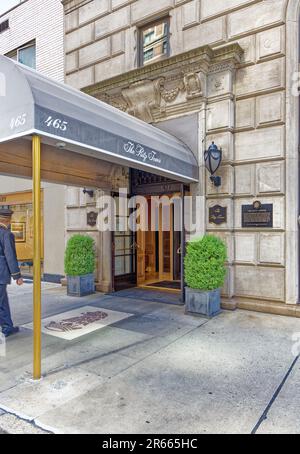 Details auf Straßenebene des von Emery Roth entworfenen Ritz Tower, 465 Park Avenue. Die luxuriöse Koop ist ein Wahrzeichen von New York City. Stockfoto