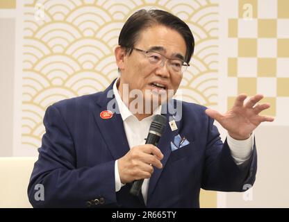 Tokio, Japan. 7. Juni 2023. Aichi-Gouverneur Hideaki Omura spricht mit dem Gouverneur von Tokio, Yuriko Koike, bei ihrem Treffen im Regierungsbüro von Tokio am Mittwoch, den 7. Juni 2023. Der Gouverneur von Aichi und der Bürgermeister von Nagoya baten den Gouverneur von Tokio, Koike, den Schwimmwettbewerb der Asiatischen Spiele in Tokio zu veranstalten. (Foto: Yoshio Tsunoda/AFLO) Stockfoto