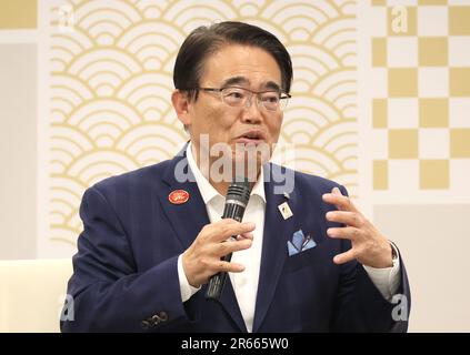 Tokio, Japan. 7. Juni 2023. Aichi-Gouverneur Hideaki Omura spricht mit dem Gouverneur von Tokio, Yuriko Koike, bei ihrem Treffen im Regierungsbüro von Tokio am Mittwoch, den 7. Juni 2023. Der Gouverneur von Aichi und der Bürgermeister von Nagoya baten den Gouverneur von Tokio, Koike, den Schwimmwettbewerb der Asiatischen Spiele in Tokio zu veranstalten. (Foto: Yoshio Tsunoda/AFLO) Stockfoto