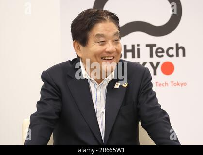 Tokio, Japan. 7. Juni 2023. Takashi Kawamura, Bürgermeister von Nagoya, spricht mit dem Gouverneur von Tokio, Yuriko Koike, bei seinem Treffen im Regierungsbüro von Tokio am Mittwoch, den 7. Juni 2023. Der Gouverneur von Aichi und der Bürgermeister von Nagoya baten den Gouverneur von Tokio, Koike, den Schwimmwettbewerb der Asiatischen Spiele in Tokio zu veranstalten. (Foto: Yoshio Tsunoda/AFLO) Stockfoto