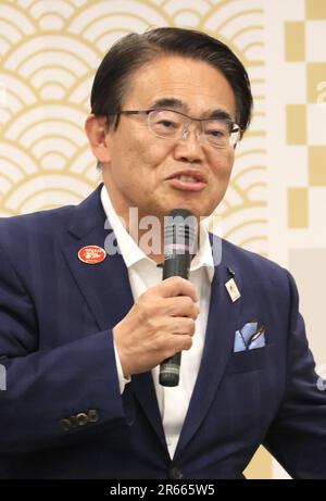 Tokio, Japan. 7. Juni 2023. Aichi-Gouverneur Hideaki Omura spricht mit dem Gouverneur von Tokio, Yuriko Koike, bei ihrem Treffen im Regierungsbüro von Tokio am Mittwoch, den 7. Juni 2023. Der Gouverneur von Aichi und der Bürgermeister von Nagoya baten den Gouverneur von Tokio, Koike, den Schwimmwettbewerb der Asiatischen Spiele in Tokio zu veranstalten. (Foto: Yoshio Tsunoda/AFLO) Stockfoto