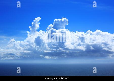 Meer von Shonan und Irudo Wolken im Sommer Stockfoto