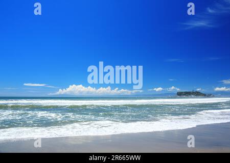 Enoshima Island und das Meer von Shonan im Sommer Stockfoto