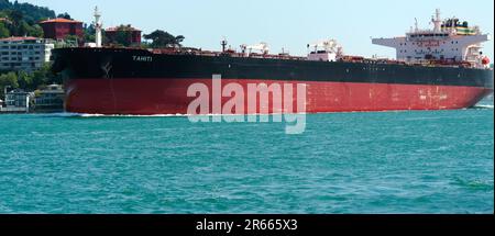 Ein großes Schiff, der Tahiti-Rohöltanker, fährt flussaufwärts in den Bosporus oder die Bosporus-Straße in Istanbul, der Türkei oder der Republik Türkiye Stockfoto