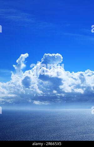 Meer von Shonan und Irudo Wolken im Sommer Stockfoto