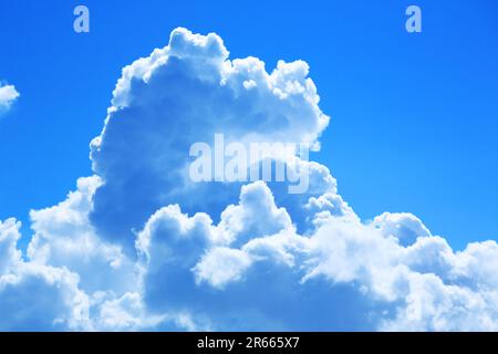 Sommer-Iridocumulus-Wolken Stockfoto