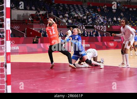 8. AUGUST 2021 – Tokio, Japan: Kseniia MAKEEVA #19 des Teams Russland wird von der Torhüterin Amandine LEYNAUD #12 des französischen Teams im Handball Frauen-Goldmedaillenspiel zwischen Frankreich und dem russischen Olympischen Komitee bei den Olympischen Spielen 2020 in Tokio blockiert (Foto: Mickael Chavet/RX) Stockfoto