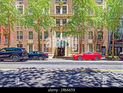 Die von Emery Roth entworfene 435 East 57. Street verfügt über eine satte cremefarbene Terracotta-Verzierung der roten Backsteinfassade. Stockfoto